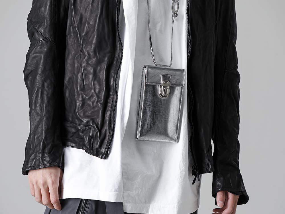 CIVILIZED - シヴィライズド 22-23AW CIVILIZEDの特徴的なデザインやディテールを落とし込み再構築したレザージャケット  - CV10-0007 - 10thアニバーサリー レザートラックジャケット - RB-402-White - クロスジャージー L/S ホワイト - 213ABG05 - レザー ガジェット バッグ 2-003