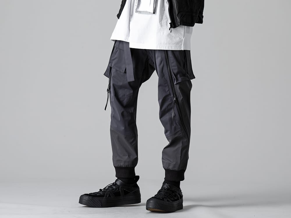 The Viridi-anne - ザ ヴィリジアン 23SS 2種類の3レイヤー素材をコンビネーション使いした生地を使用 2種類の3レイヤー素材をコンビネーション使いした生地を使用したタクティカルパンツ VI-3559-04-Dark-Gray - 撥水加工 タクティカルパンツ ダーク グレー - VI-3555-09-Black - スニーカー ブラック 3-001