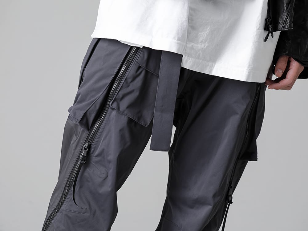 The Viridi-anne - ザ ヴィリジアン 23SS 2種類の3レイヤー素材をコンビネーション使いした生地を使用したタクティカルパンツ - VI-3559-04-Dark-Gray - 撥水加工 タクティカルパンツ ダーク グレー - VI-3555-09-Black - スニーカー ブラック 3-002
