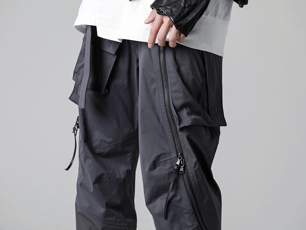 The Viridi-anne - ザ ヴィリジアン 23SS 2種類の3レイヤー素材をコンビネーション使いした生地を使用したタクティカルパンツ - VI-3559-04-Dark-Gray - 撥水加工 タクティカルパンツ ダーク グレー - VI-3555-09-Black - スニーカー ブラック 3-003