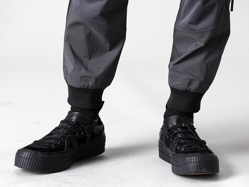 The Viridi-anne - ザ ヴィリジアン 23SS 2種類の3レイヤー素材をコンビネーション使いした生地を使用したタクティカルパンツ - VI-3559-04-Dark-Gray - 撥水加工 タクティカルパンツ ダーク グレー - VI-3555-09-Black - スニーカー ブラック 3-004