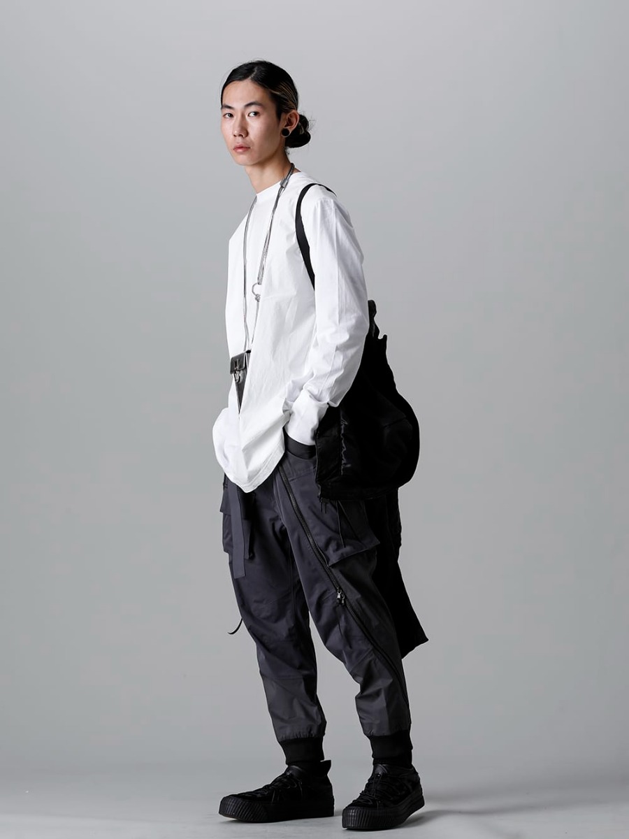 The Viridi-anne - ザ ヴィリジアン 23SS 2種類の3レイヤー素材をコンビネーション使いした生地を使用したタクティカルパンツ - CV10-0007 - 10thアニバーサリー レザートラックジャケット - VI-3559-04-Dark-Gray - 撥水加工 タクティカルパンツ ダーク グレー - 213ABG05 - レザー ガジェット バッグ  4-001