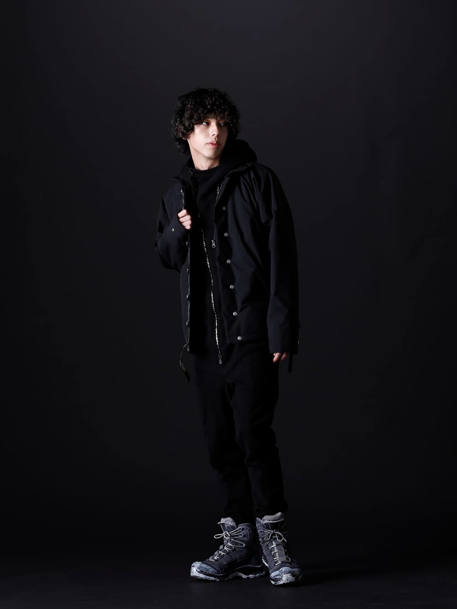 アクロニウム / ディーハイゲン / イレブン バイ ボリス ビジャン サベリ 2022-23AW スタイリング 防風性、耐水性、通気性など機能性が高いアウターをメインにラフなイメージで着くずしたしたスタイリング。 - 急な雨や雪などにも対応できる機能性のあるジャケットを使用したスタイリング。 - J95-PL(Insulated Coach Jacket) ST107-0922A(ヘビーコットンジャージダブルジップフーデッド オールインワン) BOOT2-GTX-BLACK-DYE-001(BOOT2 ゴアテックス ブラックダイ) - 1-001