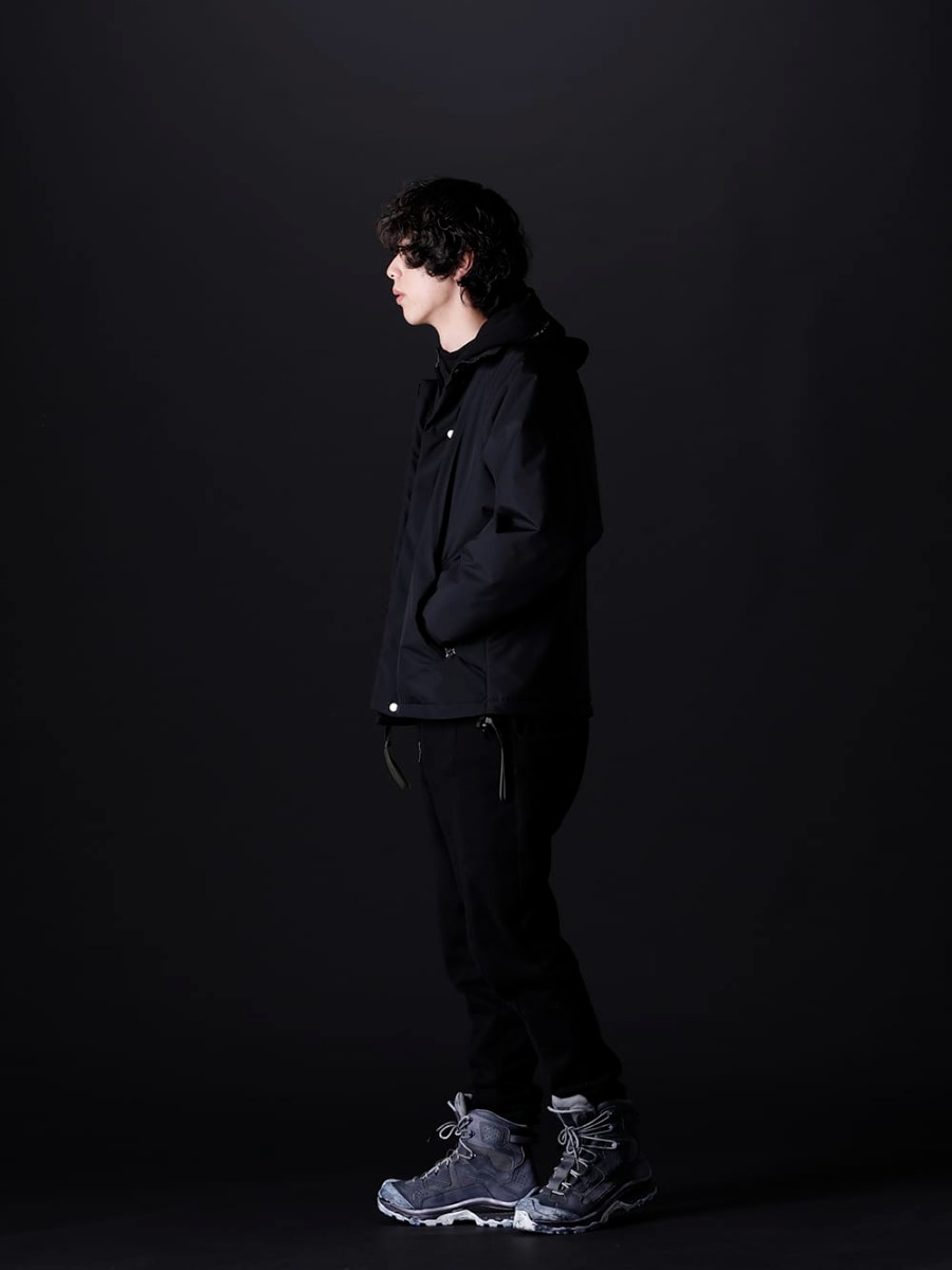 アクロニウム / ディーハイゲン / イレブン バイ ボリス ビジャン サベリ 2022-23AW - 急な雨や雪などにも対応できる機能性のあるジャケットを使用したスタイリング。 - J95-PL(Insulated Coach Jacket) ST107-0922A(ヘビーコットンジャージダブルジップフーデッド オールインワン) BOOT2-GTX-BLACK-DYE-001(BOOT2 ゴアテックス ブラックダイ) - 1-003