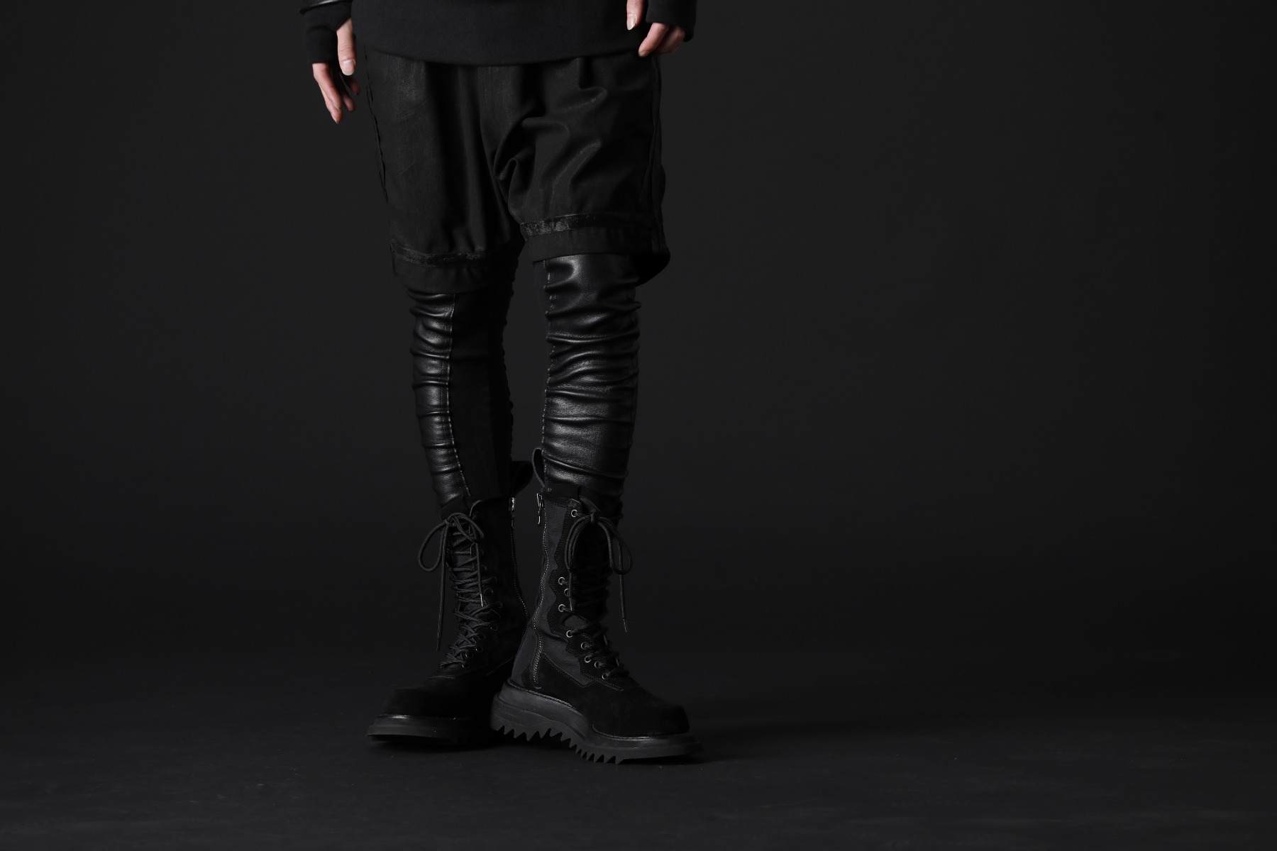 kiryuyrik / JULIUS 2022-23AW - The leggings layer with boots. - KO-HP33TP-904(Coating High Tension Jersey Saruel Tape Shorts) KO-HLG13-060(Smooth Brushed & Stretch Leather Leggings) 807FWM1(Cow Velor Lace Up Combat Boots) - 3-001
