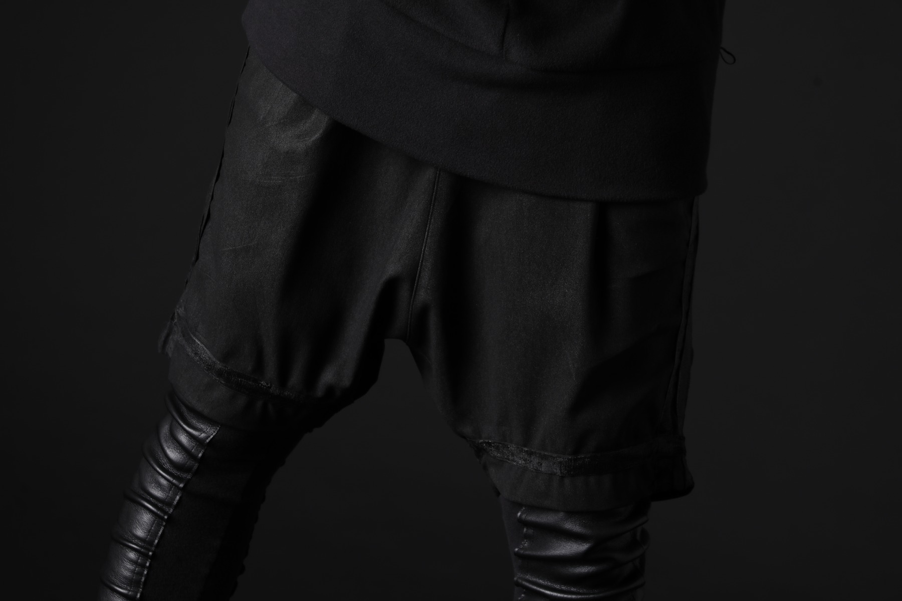 kiryuyrik 2022-23AW - The leggings layer with boots. - KO-HP33TP-904(Coating High Tension Jersey Saruel Tape Shorts) KO-HLG13-060(Smooth Brushed & Stretch Leather Leggings) - 3-004