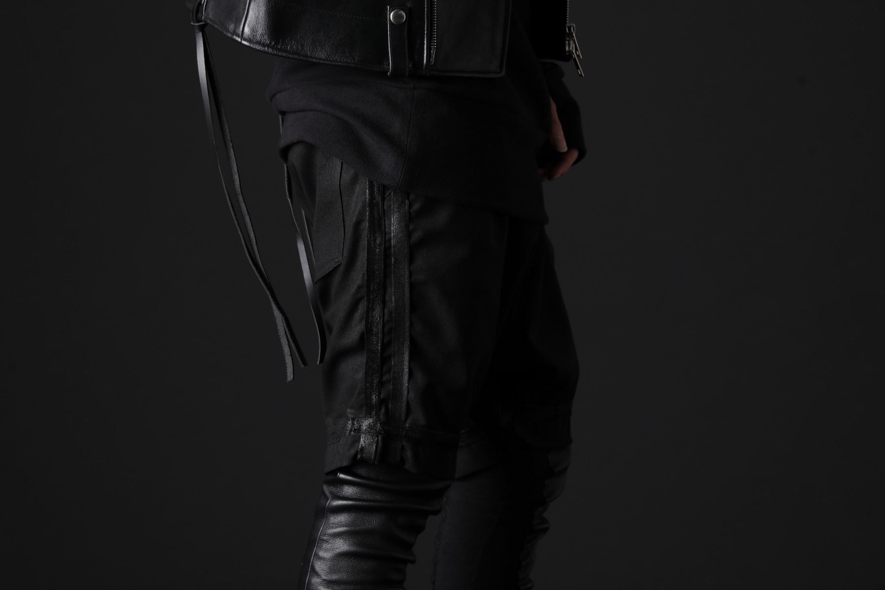 kiryuyrik 2022-23AW - The leggings layer with boots. - KO-HP33TP-904(Coating High Tension Jersey Saruel Tape Shorts) KO-HLG13-060(Smooth Brushed & Stretch Leather Leggings) - 3-005