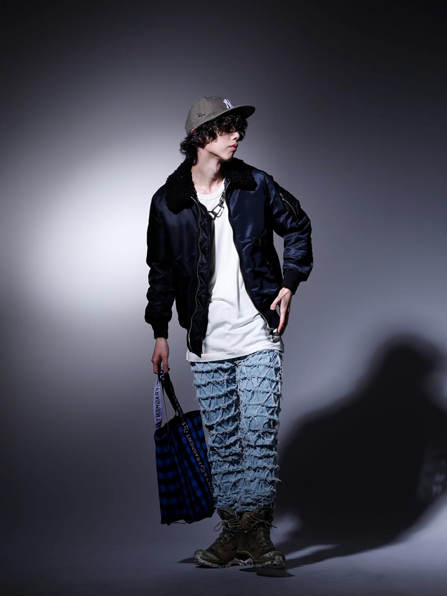 フェノメノン / ユリウス / イレブン バイ ボリス ビジャン サベリ / ラミダス / ニュークリア 2023SS スタイリング ブルーやカーキのアースカラーとモノトーンで組み上げたインパクトあるストリートカジュアルスタイル - モノトーンとブルー系をメインにまとめあげたスタイリング - ILLJK22A-007-black(クロス フライトジャケット ブラック) 817CPM3-Raw(コットン/モダール ジャージ フロントプリント ショートスリーブTシャツ ロウ)  ILLPT22A-009-lt-indigo(デルタ デニムパンツ ライトインディゴ) BOOT2-GTX-WH-LR-ALL-WEHR-GRUN(BOOT2 GTX WH/LR/ALL WEHR GRÜN) B008061-Blue(ラミダス ボックストートバッグ (L) ブルー) 817ACU15-black(チェーンネックレス ブラック) NV_002-Vintage-Green(NVロゴ フロント アーミーコットンキャップ ヴィンテージグリーン) - 1-001