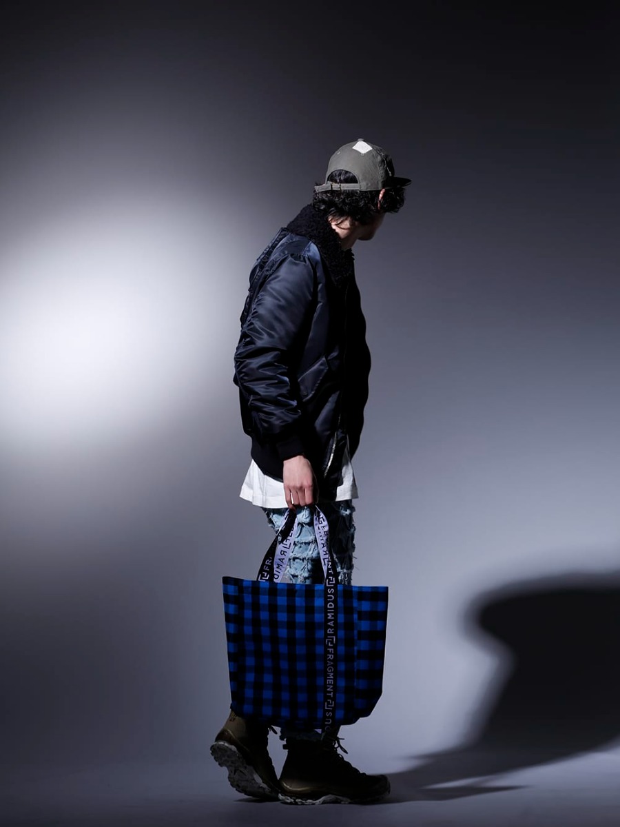 フェノメノン / ユリウス / イレブン バイ ボリス ビジャン サベリ / ラミダス / ニュークリア 2023SS  - モノトーンとブルー系をメインにまとめあげたスタイリング - ILLJK22A-007-black(クロス フライトジャケット ブラック) 817CPM3-Raw(コットン/モダール ジャージ フロントプリント ショートスリーブTシャツ ロウ)  ILLPT22A-009-lt-indigo(デルタ デニムパンツ ライトインディゴ) BOOT2-GTX-WH-LR-ALL-WEHR-GRUN(BOOT2 GTX WH/LR/ALL WEHR GRÜN) B008061-Blue(ラミダス ボックストートバッグ (L) ブルー) 817ACU15-black(チェーンネックレス ブラック) NV_002-Vintage-Green(NVロゴ フロント アーミーコットンキャップ ヴィンテージグリーン) - 1-003