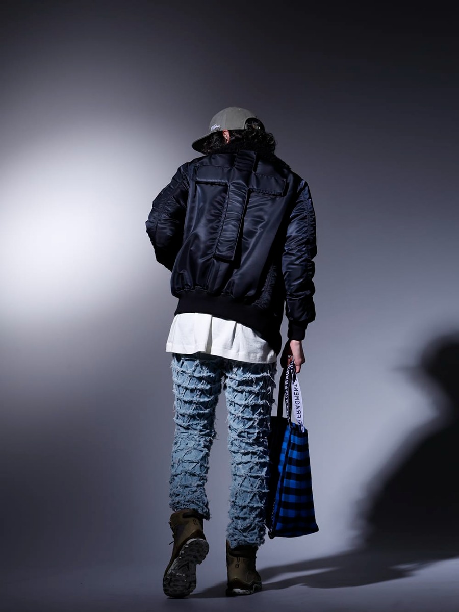 フェノメノン / ユリウス / イレブン バイ ボリス ビジャン サベリ / ラミダス / ニュークリア 2023SS  - モノトーンとブルー系をメインにまとめあげたスタイリング - ILLJK22A-007-black(クロス フライトジャケット ブラック) 817CPM3-Raw(コットン/モダール ジャージ フロントプリント ショートスリーブTシャツ ロウ)  ILLPT22A-009-lt-indigo(デルタ デニムパンツ ライトインディゴ) BOOT2-GTX-WH-LR-ALL-WEHR-GRUN(BOOT2 GTX WH/LR/ALL WEHR GRÜN) B008061-Blue(ラミダス ボックストートバッグ (L) ブルー) 817ACU15-black(チェーンネックレス ブラック) NV_002-Vintage-Green(NVロゴ フロント アーミーコットンキャップ ヴィンテージグリーン) - 1-004