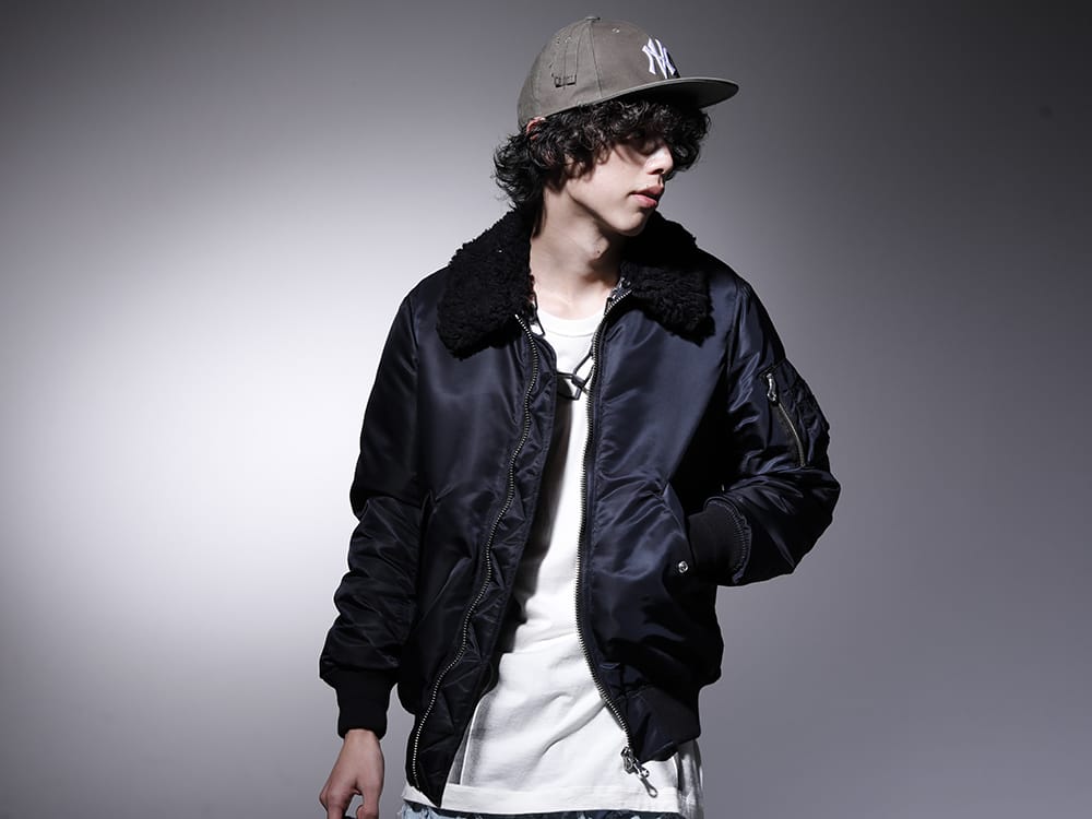 フェノメノン / ユリウス / ニュークリア 2023SS - ミリタリーの雰囲気漂うジャケットに存在感ある小物をプラス - ILLJK22A-007-black(クロス フライトジャケット ブラック) 817CPM3-Raw(コットン/モダール ジャージ フロントプリント ショートスリーブTシャツ ロウ)  817ACU15-black(チェーンネックレス ブラック) NV_002-Vintage-Green(NVロゴ フロント アーミーコットンキャップ ヴィンテージグリーン) - 2-001