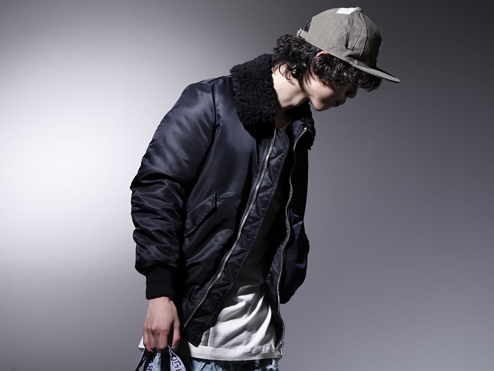 フェノメノン / ユリウス / ニュークリア 2023SS - ミリタリーの雰囲気漂うジャケットに存在感ある小物をプラス - ILLJK22A-007-black(クロス フライトジャケット ブラック) 817CPM3-Raw(コットン/モダール ジャージ フロントプリント ショートスリーブTシャツ ロウ)  817ACU15-black(チェーンネックレス ブラック) NV_002-Vintage-Green(NVロゴ フロント アーミーコットンキャップ ヴィンテージグリーン) - 2-002