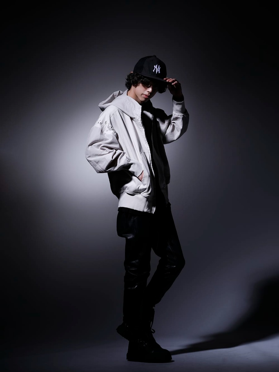 JULIUS / NVCLEAR 2023PS  - Street style with monotone colors. - 807CUM3-Plaster(Cotton Sweat Damaged Combo Hoodie Plaster) 817CPM2(Cotton/Modal Jersey Print Short Sleeve T-Shirt) 799PAM26-C(Coated Sweat Seamed Pants) 797FWM2-L-Black(Cow Leather Lace Up Sneaker Black) NV_002-Black-Dye(NV LOGO FR ARMY COTTON CAP BLACK DYE) - 1-002