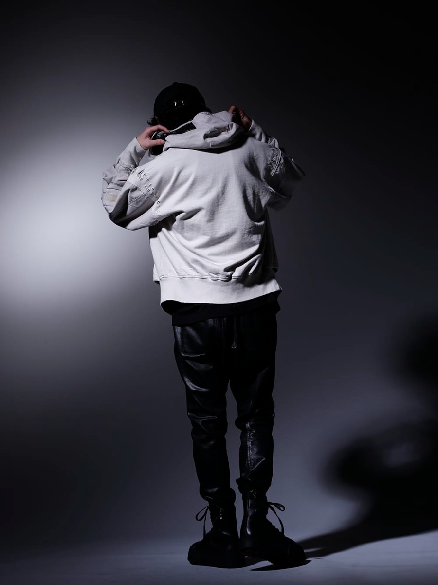 JULIUS / NVCLEAR 2023PS  - Street style with monotone colors. - 807CUM3-Plaster(Cotton Sweat Damaged Combo Hoodie Plaster) 817CPM2(Cotton/Modal Jersey Print Short Sleeve T-Shirt) 799PAM26-C(Coated Sweat Seamed Pants) 797FWM2-L-Black(Cow Leather Lace Up Sneaker Black) NV_002-Black-Dye(NV LOGO FR ARMY COTTON CAP BLACK DYE) - 1-003