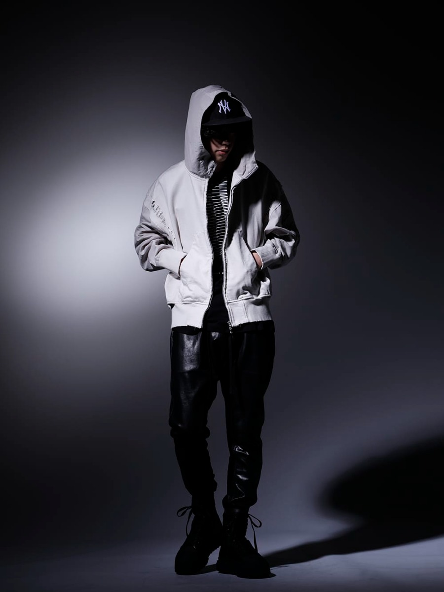 JULIUS / NVCLEAR 2023PS  - Street style with monotone colors. - 807CUM3-Plaster(Cotton Sweat Damaged Combo Hoodie Plaster) 817CPM2(Cotton/Modal Jersey Print Short Sleeve T-Shirt) 799PAM26-C(Coated Sweat Seamed Pants) 797FWM2-L-Black(Cow Leather Lace Up Sneaker Black) NV_002-Black-Dye(NV LOGO FR ARMY COTTON CAP BLACK DYE) - 1-004