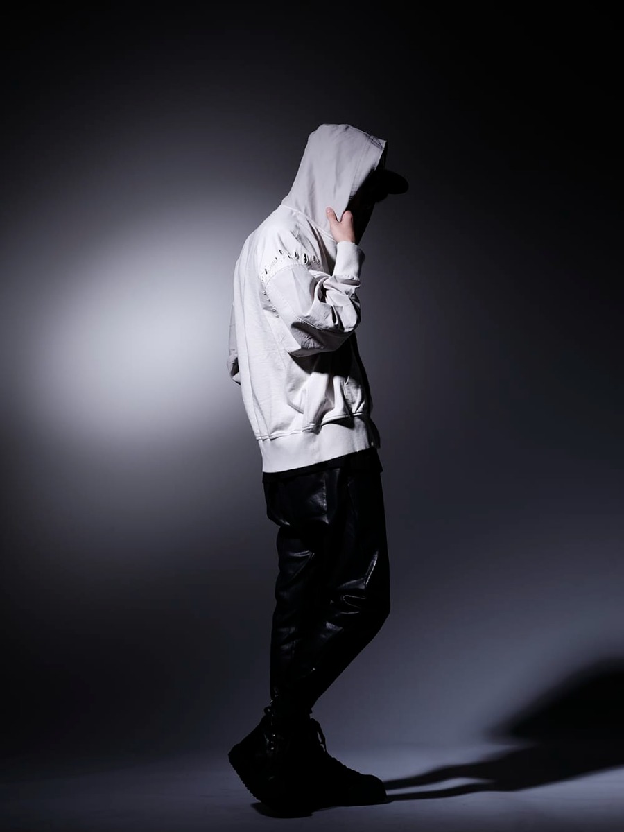 JULIUS / NVCLEAR 2023PS  - Street style with monotone colors. - 807CUM3-Plaster(Cotton Sweat Damaged Combo Hoodie Plaster) 817CPM2(Cotton/Modal Jersey Print Short Sleeve T-Shirt) 799PAM26-C(Coated Sweat Seamed Pants) 797FWM2-L-Black(Cow Leather Lace Up Sneaker Black) NV_002-Black-Dye(NV LOGO FR ARMY COTTON CAP BLACK DYE) - 1-005