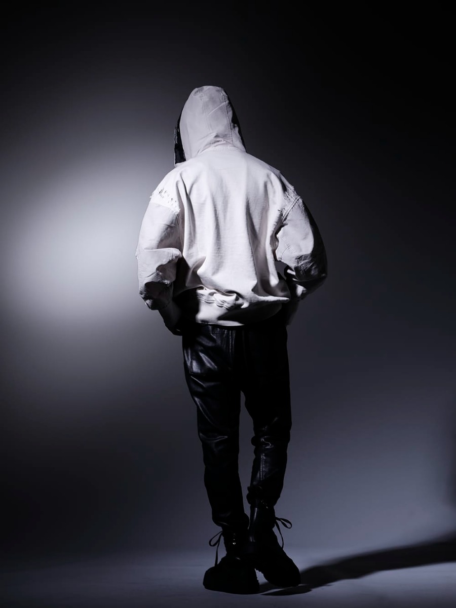 JULIUS / NVCLEAR 2023PS  - Street style with monotone colors. - 807CUM3-Plaster(Cotton Sweat Damaged Combo Hoodie Plaster) 817CPM2(Cotton/Modal Jersey Print Short Sleeve T-Shirt) 799PAM26-C(Coated Sweat Seamed Pants) 797FWM2-L-Black(Cow Leather Lace Up Sneaker Black) NV_002-Black-Dye(NV LOGO FR ARMY COTTON CAP BLACK DYE) - 1-006