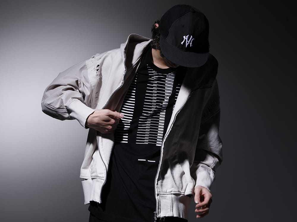 JULIUS / NVCLEAR 2023PS - Hoodie with a military feel in the damage and details - 807CUM3-Plaster(Cotton Sweat Damaged Combo Hoodie Plaster) 817CPM2(Cotton/Modal Jersey Print Short Sleeve T-Shirt) NV_002-Black-Dye(NV LOGO FR ARMY COTTON CAP BLACK DYE) - 2-001