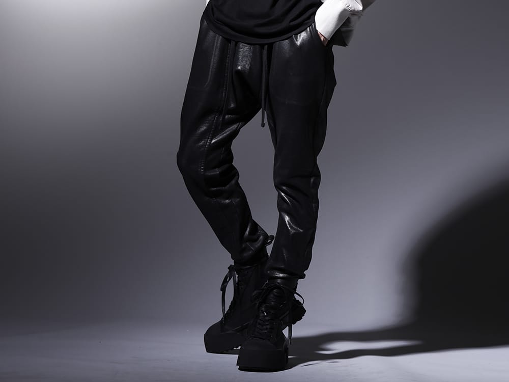 JULIUS 2023PS - A piece with the brand's character and attention to detail. - 799PAM26-C(Coated Sweat Seamed Pants) 797FWM2-L-Black(Cow Leather Lace Up Sneaker Black) - 3-001