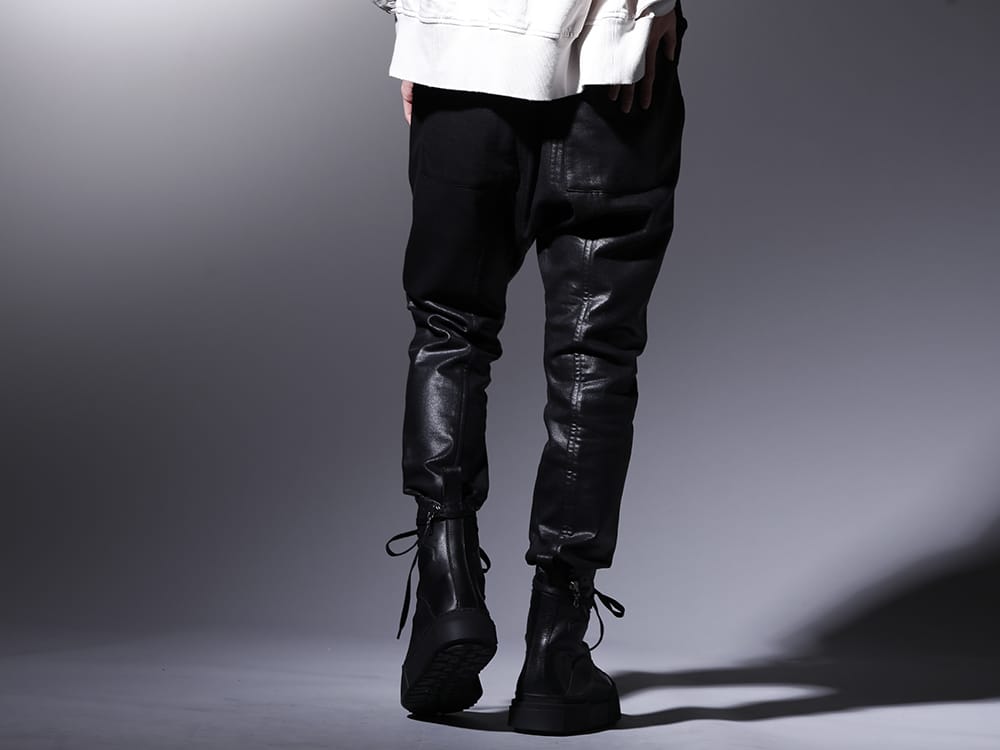 JULIUS 2023PS - A piece with the brand's character and attention to detail. - 799PAM26-C(Coated Sweat Seamed Pants) 797FWM2-L-Black(Cow Leather Lace Up Sneaker Black) - 3-003