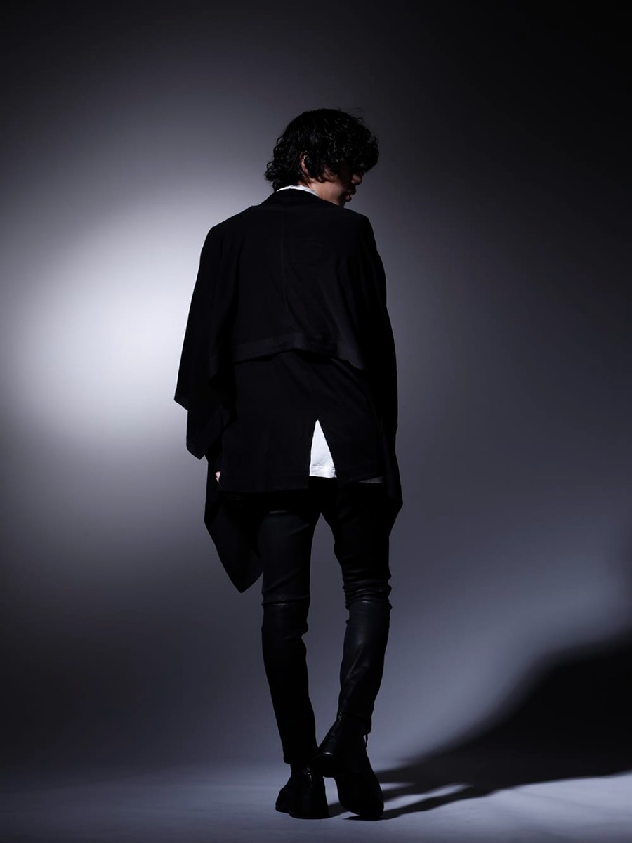 ユリウス / ガラアーベント / ザ ヴィリディアン 2023SS  - ドレープ感を活かしたIラインのスタイリング - 819CUM3-black(コットン/キュプラ ジャージー ドレープカーディガン ブラック) 819CUM5-offwhite(コットン/キュプラ ジャージー ドレープネック ショートスリーブTシャツ オフホワイト) 87214531(ブラックコーティング ジャスティンデニムパンツ) VI-3554-09(インヒールブーツ) - 1-003