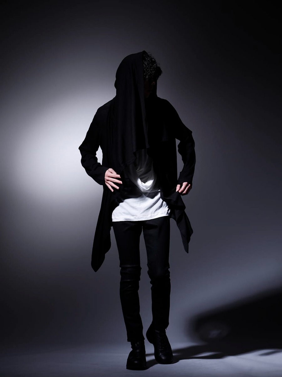 ユリウス / ガラアーベント / ザ ヴィリディアン 2023SS  - ドレープ感を活かしたIラインのスタイリング - 819CUM3-black(コットン/キュプラ ジャージー ドレープカーディガン ブラック) 819CUM5-offwhite(コットン/キュプラ ジャージー ドレープネック ショートスリーブTシャツ オフホワイト) 87214531(ブラックコーティング ジャスティンデニムパンツ) VI-3554-09(インヒールブーツ) - 1-004