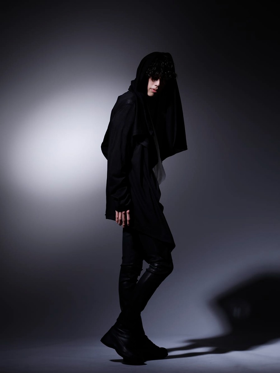 ユリウス / ガラアーベント / ザ ヴィリディアン 2023SS  - ドレープ感を活かしたIラインのスタイリング - 819CUM3-black(コットン/キュプラ ジャージー ドレープカーディガン ブラック) 819CUM5-offwhite(コットン/キュプラ ジャージー ドレープネック ショートスリーブTシャツ オフホワイト) 87214531(ブラックコーティング ジャスティンデニムパンツ) VI-3554-09(インヒールブーツ) - 1-005