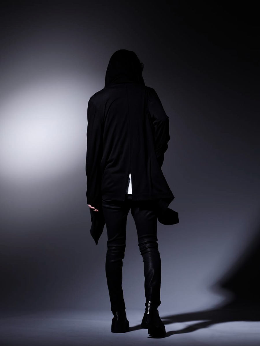 ユリウス / ガラアーベント / ザ ヴィリディアン 2023SS  - ドレープ感を活かしたIラインのスタイリング - 819CUM3-black(コットン/キュプラ ジャージー ドレープカーディガン ブラック) 819CUM5-offwhite(コットン/キュプラ ジャージー ドレープネック ショートスリーブTシャツ オフホワイト) 87214531(ブラックコーティング ジャスティンデニムパンツ) VI-3554-09(インヒールブーツ) - 1-006