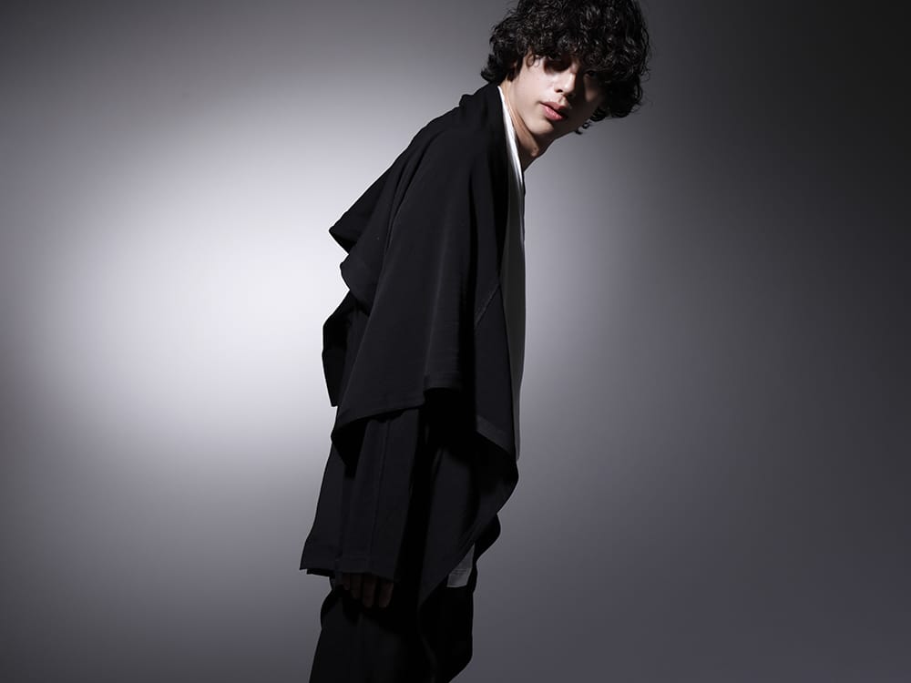 ユリウス 2023SS - JULIUS のパーマネントラインから展開されるドレープ感のあるトップス - 819CUM3-black(コットン/キュプラ ジャージー ドレープカーディガン ブラック) - 2-002