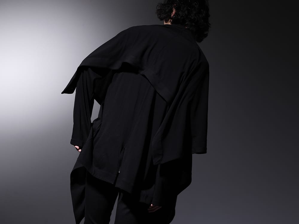 ユリウス 2023SS - JULIUS のパーマネントラインから展開されるドレープ感のあるトップス - 819CUM3-black(コットン/キュプラ ジャージー ドレープカーディガン ブラック) - 2-003