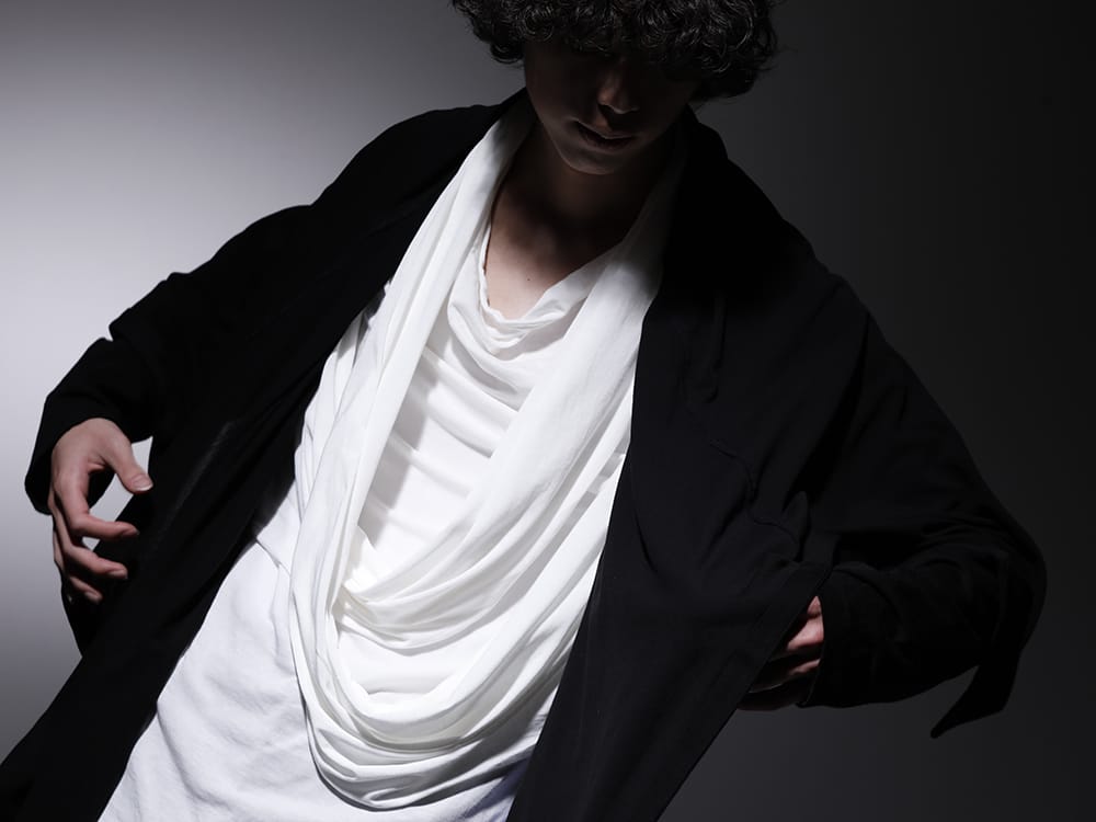 ユリウス 2023SS - JULIUS のパーマネントラインから展開されるドレープ感のあるトップス - 819CUM3-black(コットン/キュプラ ジャージー ドレープカーディガン ブラック) 819CUM5-offwhite(コットン/キュプラ ジャージー ドレープネック ショートスリーブTシャツ オフホワイト) - 2-004