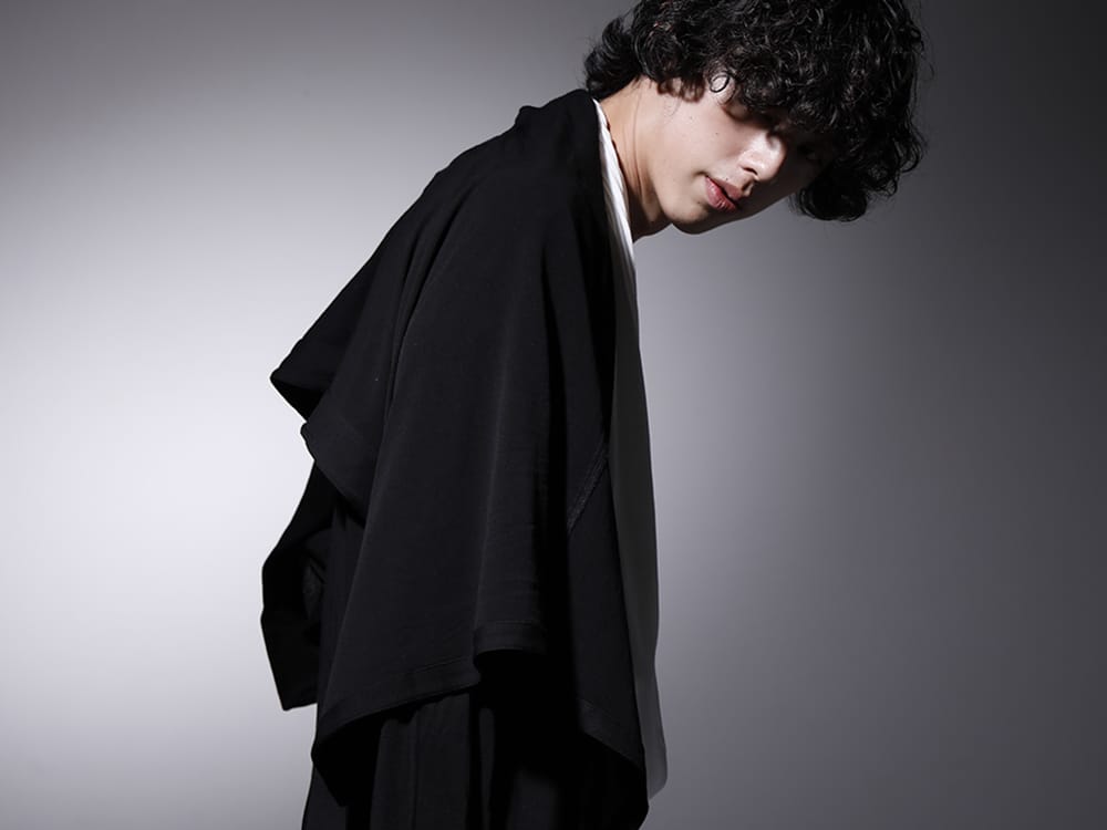 ユリウス 2023SS - JULIUS のパーマネントラインから展開されるドレープ感のあるトップス - 819CUM3-black(コットン/キュプラ ジャージー ドレープカーディガン ブラック) - 2-005