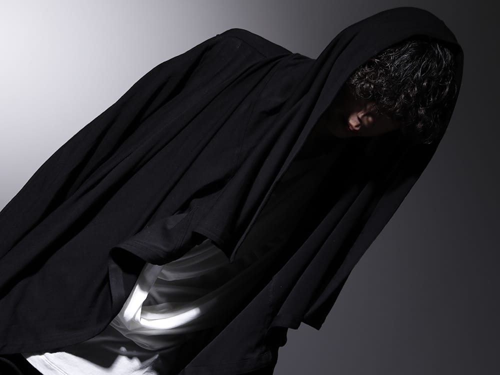 ユリウス 2023SS - JULIUS のパーマネントラインから展開されるドレープ感のあるトップス - 819CUM3-black(コットン/キュプラ ジャージー ドレープカーディガン ブラック) - 2-006