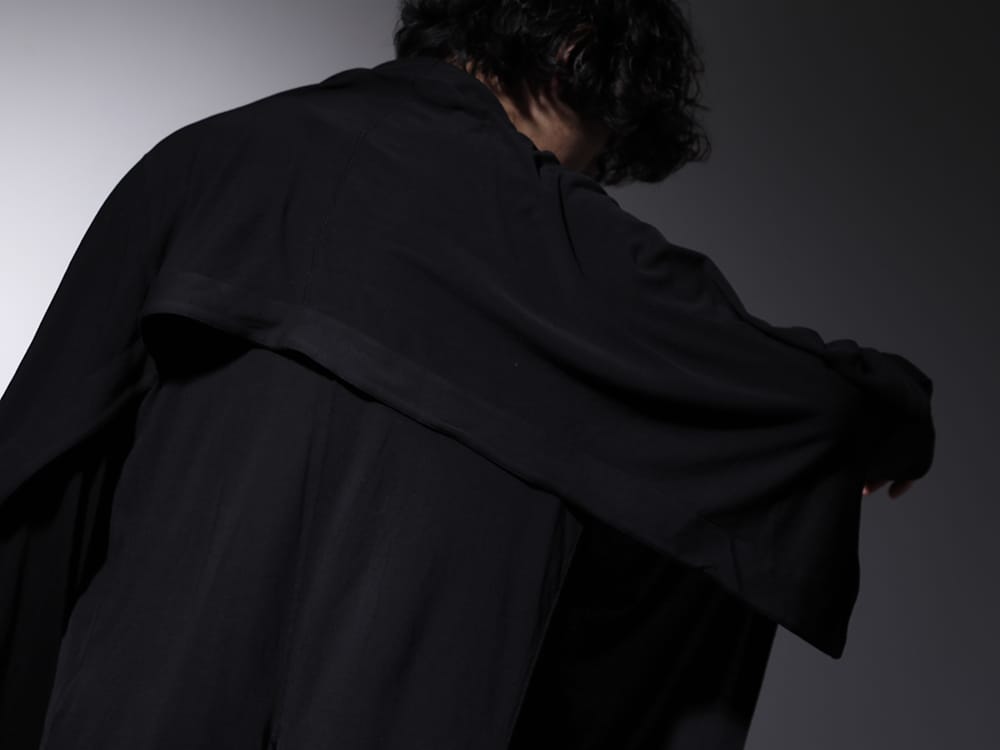 ユリウス 2023SS - JULIUS のパーマネントラインから展開されるドレープ感のあるトップス - 819CUM3-black(コットン/キュプラ ジャージー ドレープカーディガン ブラック) - 2-007