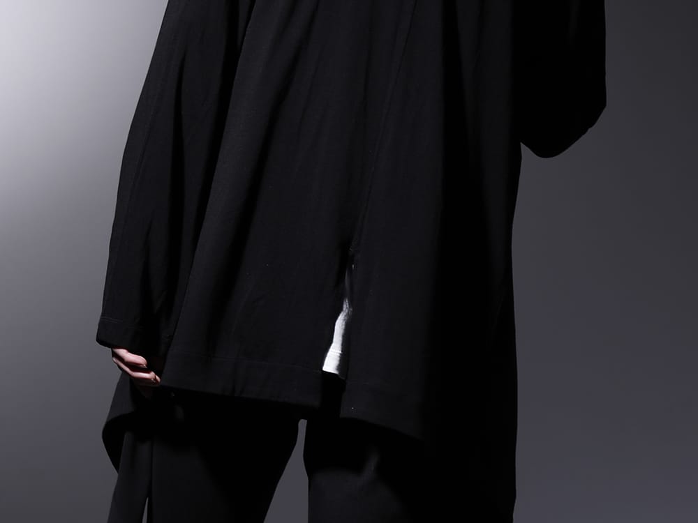 ユリウス 2023SS - JULIUS のパーマネントラインから展開されるドレープ感のあるトップス - 819CUM3-black(コットン/キュプラ ジャージー ドレープカーディガン ブラック) - 2-008