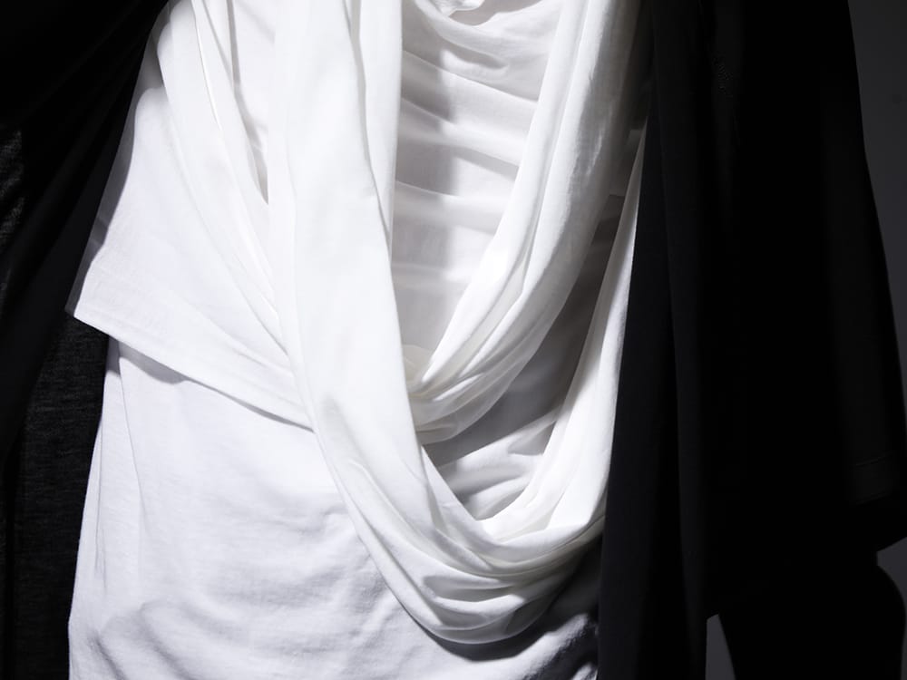 ユリウス 2023SS - JULIUS のパーマネントラインから展開されるドレープ感のあるトップス - 819CUM5-offwhite(コットン/キュプラ ジャージー ドレープネック ショートスリーブTシャツ オフホワイト) - 2-009