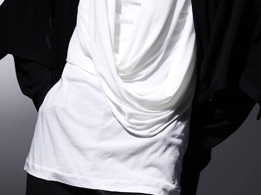 ユリウス 2023SS - JULIUS のパーマネントラインから展開されるドレープ感のあるトップス - 819CUM5-offwhite(コットン/キュプラ ジャージー ドレープネック ショートスリーブTシャツ オフホワイト) - 2-010