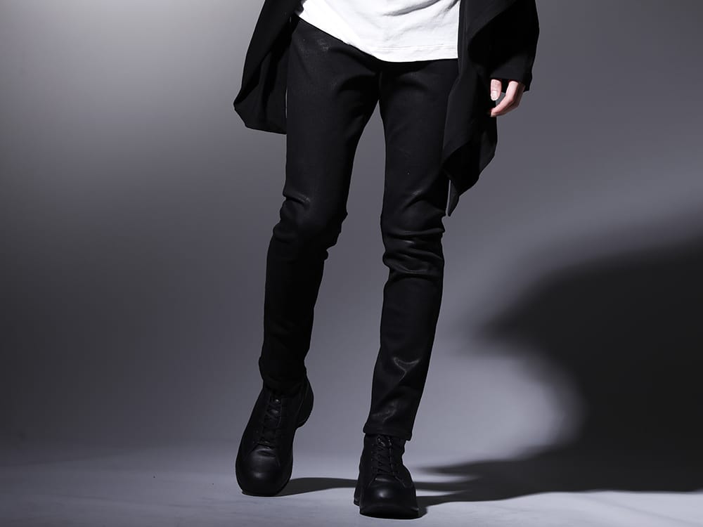 ガラアーベント / ザ ヴィリディアン 2023SS - キックバックの強いスキニーパンツを合わせ、すっきりとしたイメージに - 87214531(ブラックコーティング ジャスティンデニムパンツ) VI-3554-09(インヒールブーツ) - 3-001