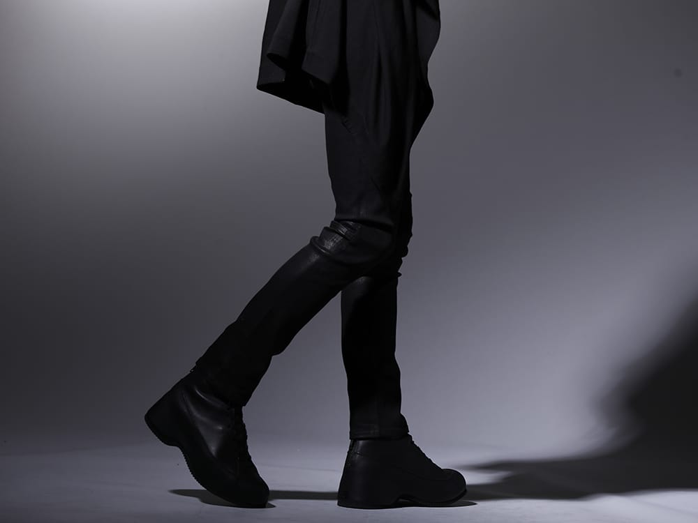 ガラアーベント / ザ ヴィリディアン 2023SS - キックバックの強いスキニーパンツを合わせ、すっきりとしたイメージに - 87214531(ブラックコーティング ジャスティンデニムパンツ) VI-3554-09(インヒールブーツ) - 3-002