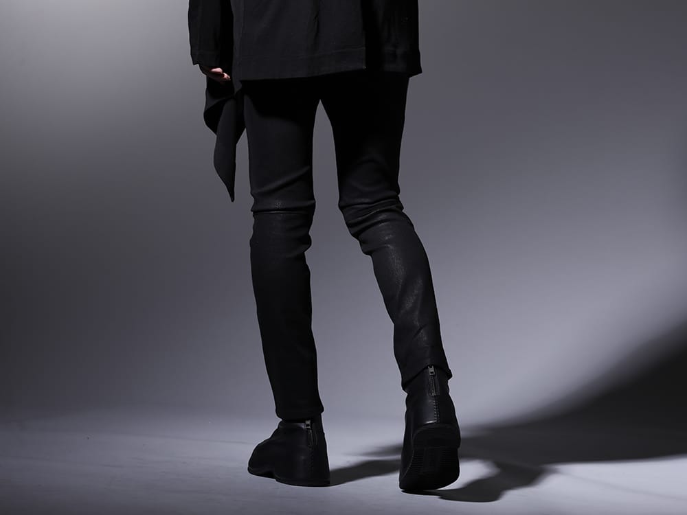 ガラアーベント / ザ ヴィリディアン 2023SS - キックバックの強いスキニーパンツを合わせ、すっきりとしたイメージに - 87214531(ブラックコーティング ジャスティンデニムパンツ) VI-3554-09(インヒールブーツ) - 3-003