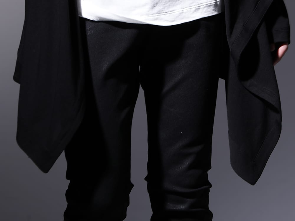 ガラアーベント 2023SS - キックバックの強いスキニーパンツを合わせ、すっきりとしたイメージに - 87214531(ブラックコーティング ジャスティンデニムパンツ) - 3-004