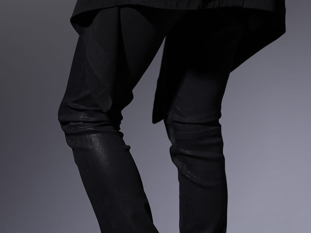 ガラアーベント 2023SS - キックバックの強いスキニーパンツを合わせ、すっきりとしたイメージに - 87214531(ブラックコーティング ジャスティンデニムパンツ) - 3-005