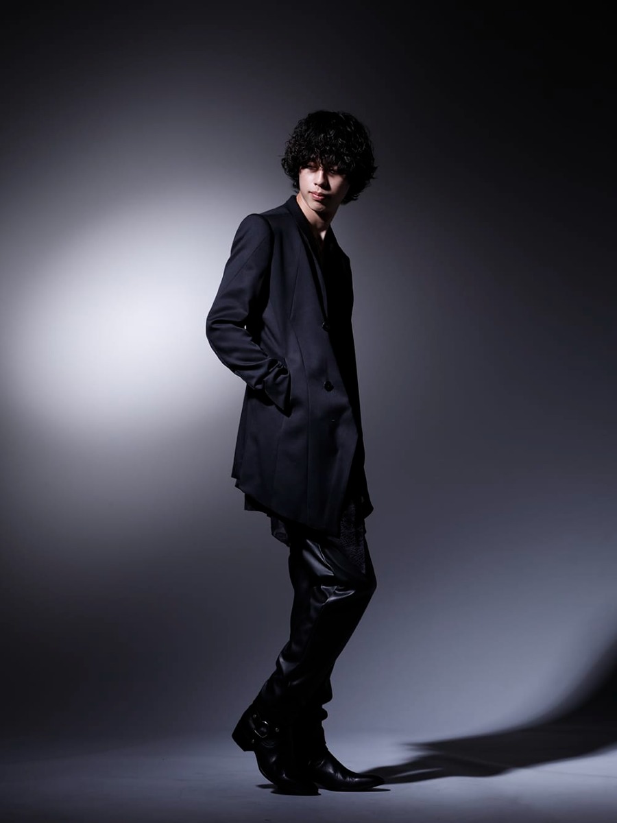 GalaabenD / kiryuyrik / JULIUS 2022-23AW STYLING - The shirt style is paired with a tailored jacket that can be used in spring, autumn, and throughout the long season.- 758JAM1(The R Limited 10 year anniversary MA_JULIUS Seamed Tailored Jacket) KO-HB20-906-black(Crazy Pattern Stoal Shirts Black) 87407509(Airy Fake Leather Faux Leather 2 Tuck Pants) 87115902(Harness Ring Boots) KN-UAC95-01STN-silver(Cross Choker ver.1 Silver) - 1-005