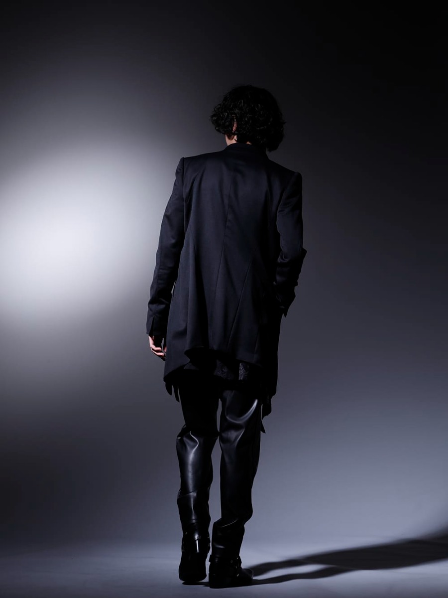GalaabenD / kiryuyrik / JULIUS 2022-23AW STYLING - The shirt style is paired with a tailored jacket that can be used in spring, autumn, and throughout the long season.- 758JAM1(The R Limited 10 year anniversary MA_JULIUS Seamed Tailored Jacket) KO-HB20-906-black(Crazy Pattern Stoal Shirts Black) 87407509(Airy Fake Leather Faux Leather 2 Tuck Pants) 87115902(Harness Ring Boots) KN-UAC95-01STN-silver(Cross Choker ver.1 Silver) - 1-006