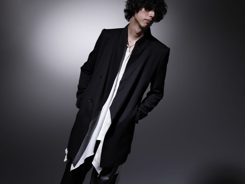 JULIUS / kiryuyrik 2022-23AW - This shirt features kiryuyrik's signature flared design. - 758JAM1(The R Limited 10 year anniversary MA_JULIUS Seamed Tailored Jacket) KO-HB20-906-white(Crazy Pattern Stoal Shirts White) KN-UAC95-01STN-silver(Cross Choker ver.1 Silver) - 2-001