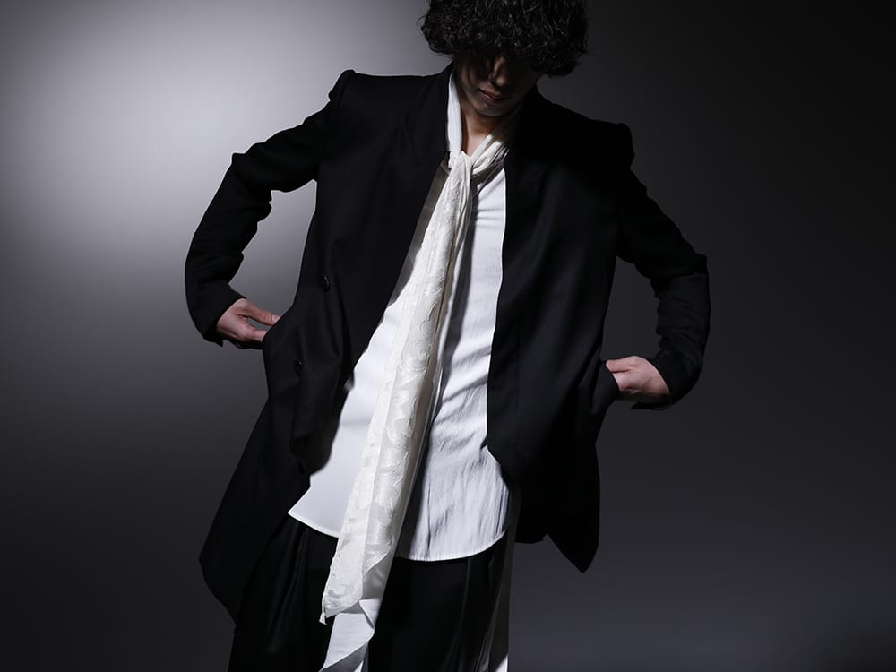 JULIUS / kiryuyrik 2022-23AW - This shirt features kiryuyrik's signature flared design. - 758JAM1(The R Limited 10 year anniversary MA_JULIUS Seamed Tailored Jacket) KO-HB20-906-white(Crazy Pattern Stoal Shirts White) - 2-005