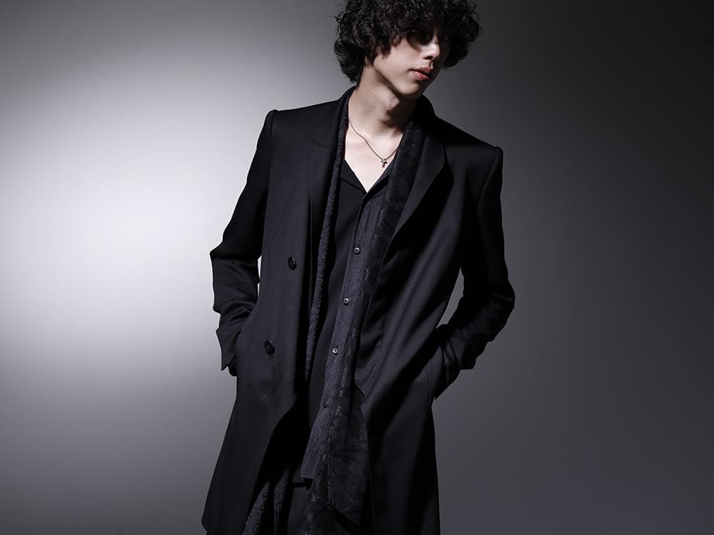 JULIUS / kiryuyrik 2022-23AW - This shirt features kiryuyrik's signature flared design. - 758JAM1(The R Limited 10 year anniversary MA_JULIUS Seamed Tailored Jacket) KO-HB20-906-black(Crazy Pattern Stoal Shirts Black) - 2-007