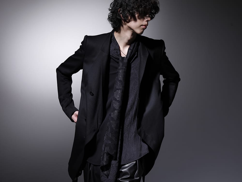 JULIUS / kiryuyrik 2022-23AW - This shirt features kiryuyrik's signature flared design. - 758JAM1(The R Limited 10 year anniversary MA_JULIUS Seamed Tailored Jacket) KO-HB20-906-black(Crazy Pattern Stoal Shirts Black) - 2-011