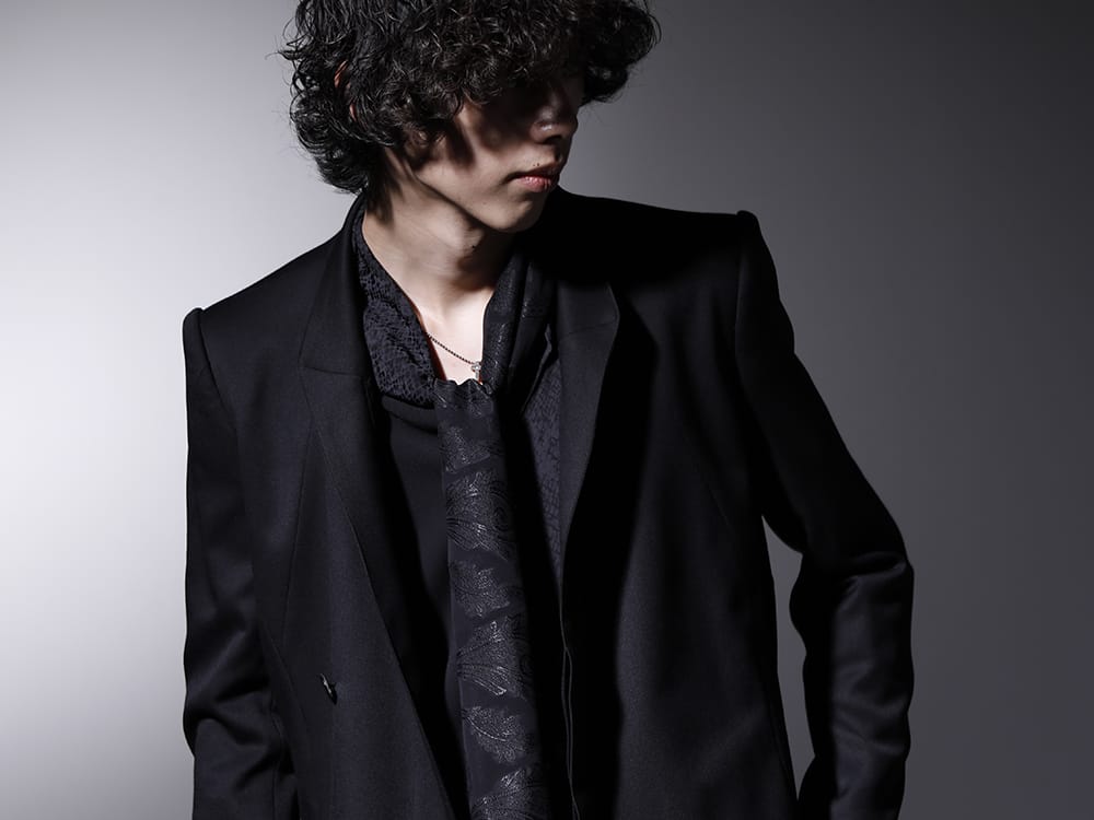 JULIUS / kiryuyrik 2022-23AW - This shirt features kiryuyrik's signature flared design. - 758JAM1(The R Limited 10 year anniversary MA_JULIUS Seamed Tailored Jacket) KO-HB20-906-black(Crazy Pattern Stoal Shirts Black) - 2-012
