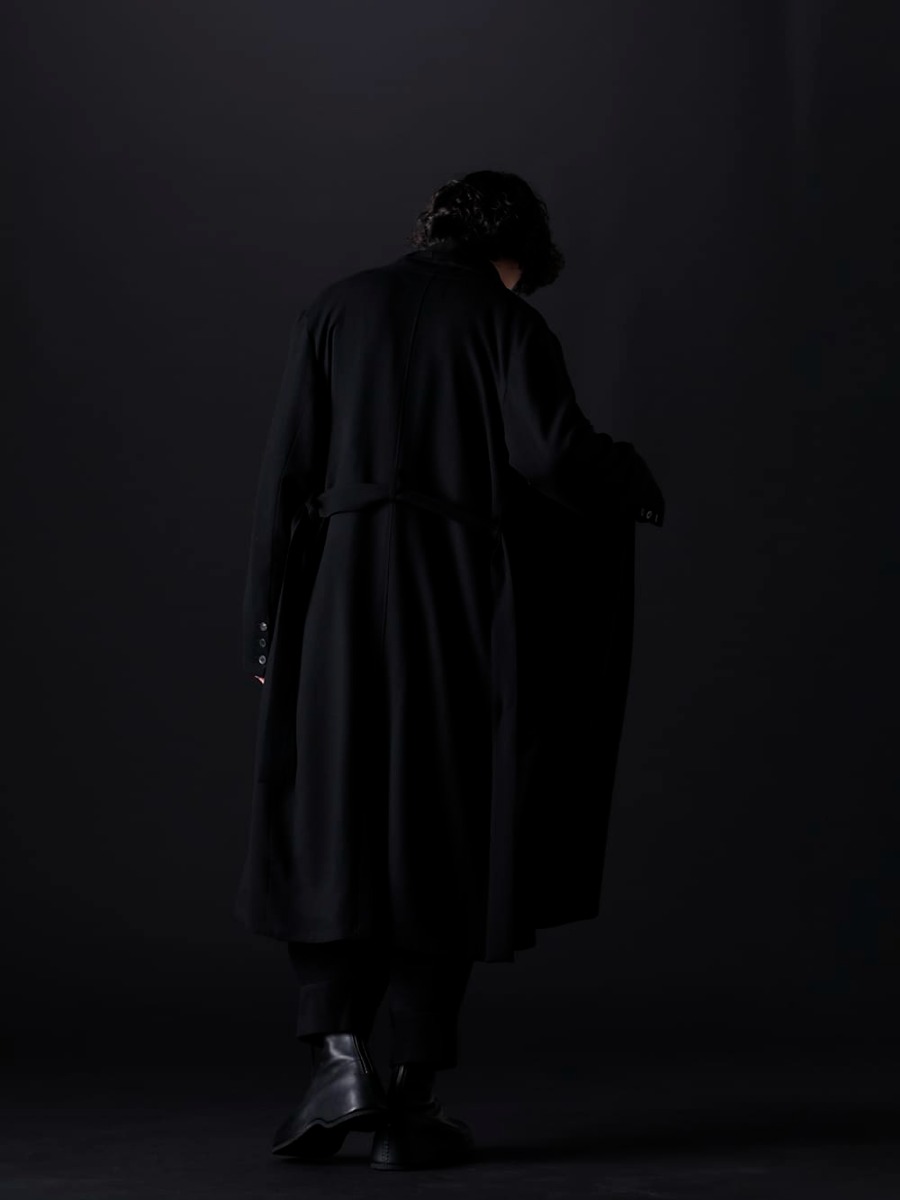 クジャク / ユリウス / ザ ヴィリディアン / パトリック ステファン 2022-23AW - ブラックカラーでまとめあげたミニマルであり、洗練された着こなし - KJ-22AW20(イブキフロ カーディガン) KJ-22AW13(ヒメヒガンバナ ジャケット) 767PAM4(ツイステッド トラウザー) VI-3554-09(インヒールブーツ) 213ABG05(レザー ガジェット バッグ カータブル シルバー) - 1-004